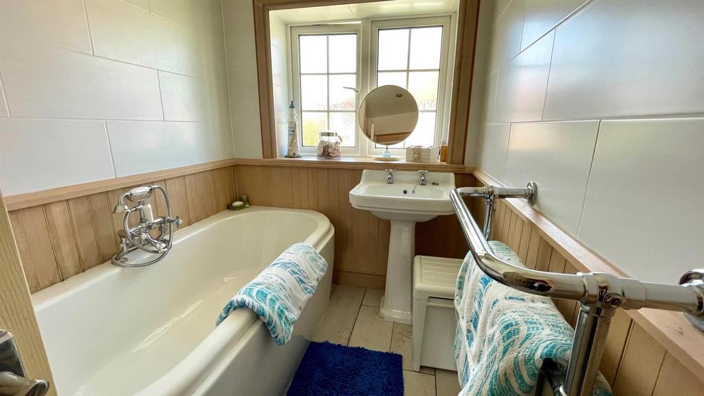 Tiled 2 piece bathroom