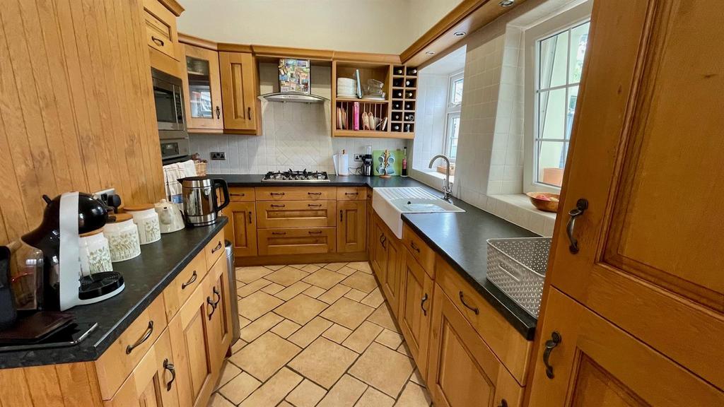 L shaped open plan kitchen/breakfast room