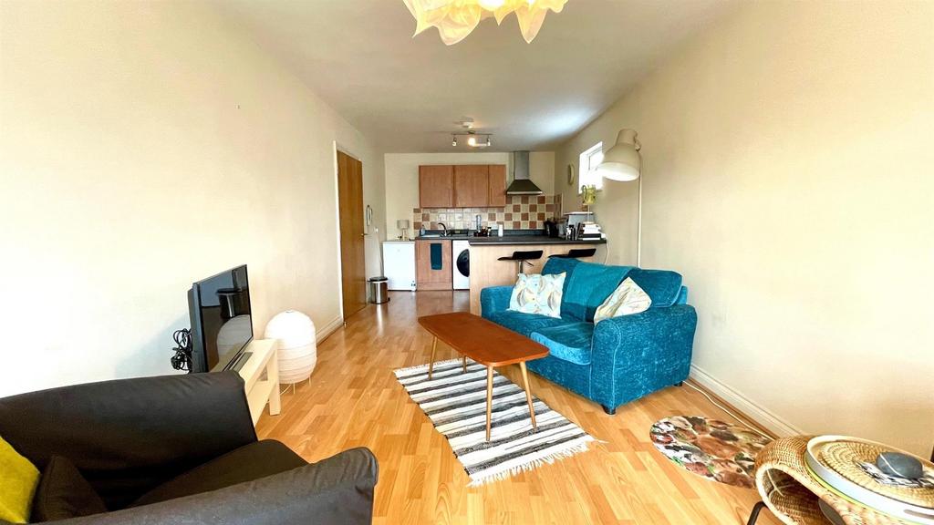 Open plan lounge/dining/kitchen