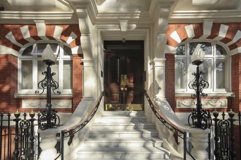 2 bedroom apartment to rent, Iverna Court Kensington W8