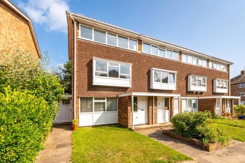 12 Willow Bank, Richmond, TW10 7QX