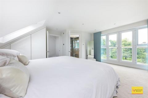 4 bedroom semi-detached house for sale, The Birches, London