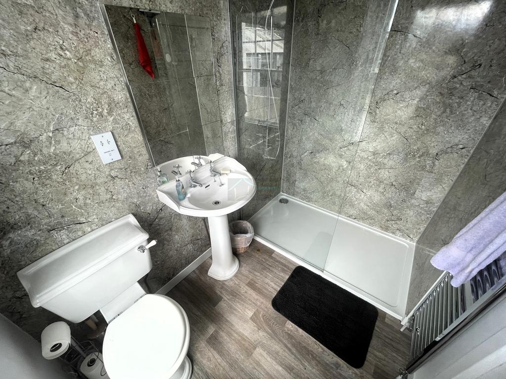 Bedroom 1 En-Suite.JPG