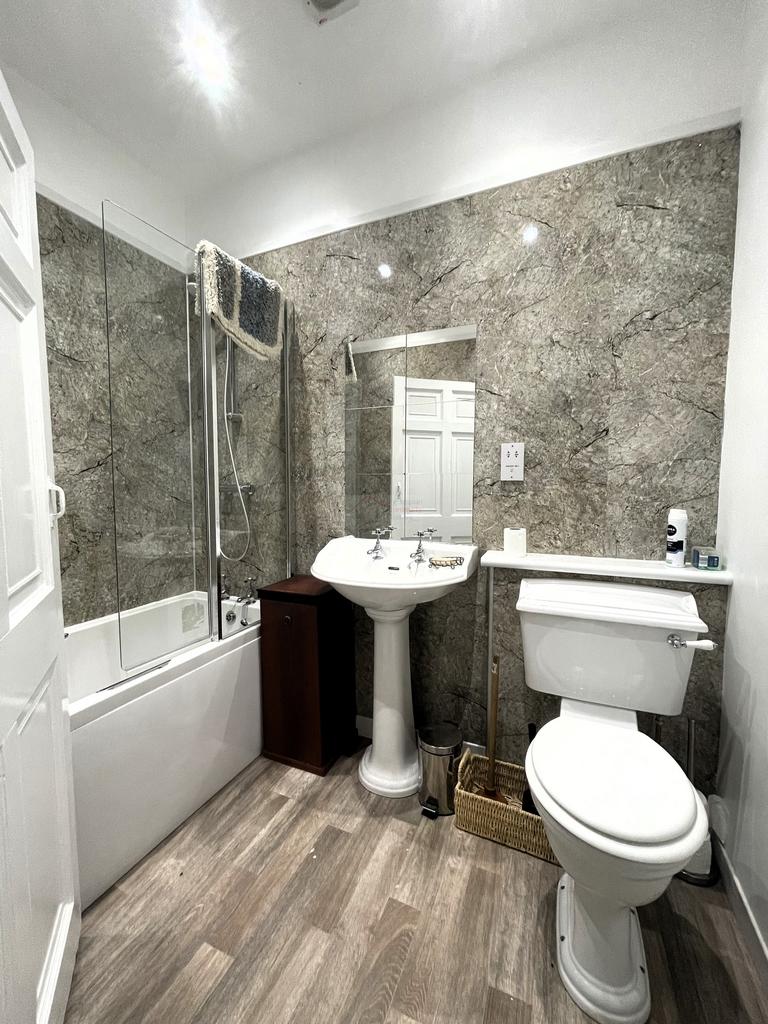 Bedroom 2 En-Suite.JPG