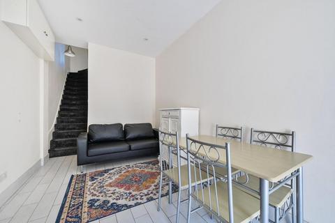 2 bedroom flat for sale, Coombe Road, Kingston Upon Thames KT2