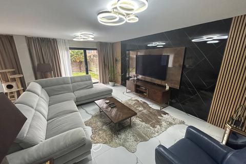 4 bedroom detached house to rent, The Coachings, Cliff Road, Hessle, East Riding of Yorkshi, HU13