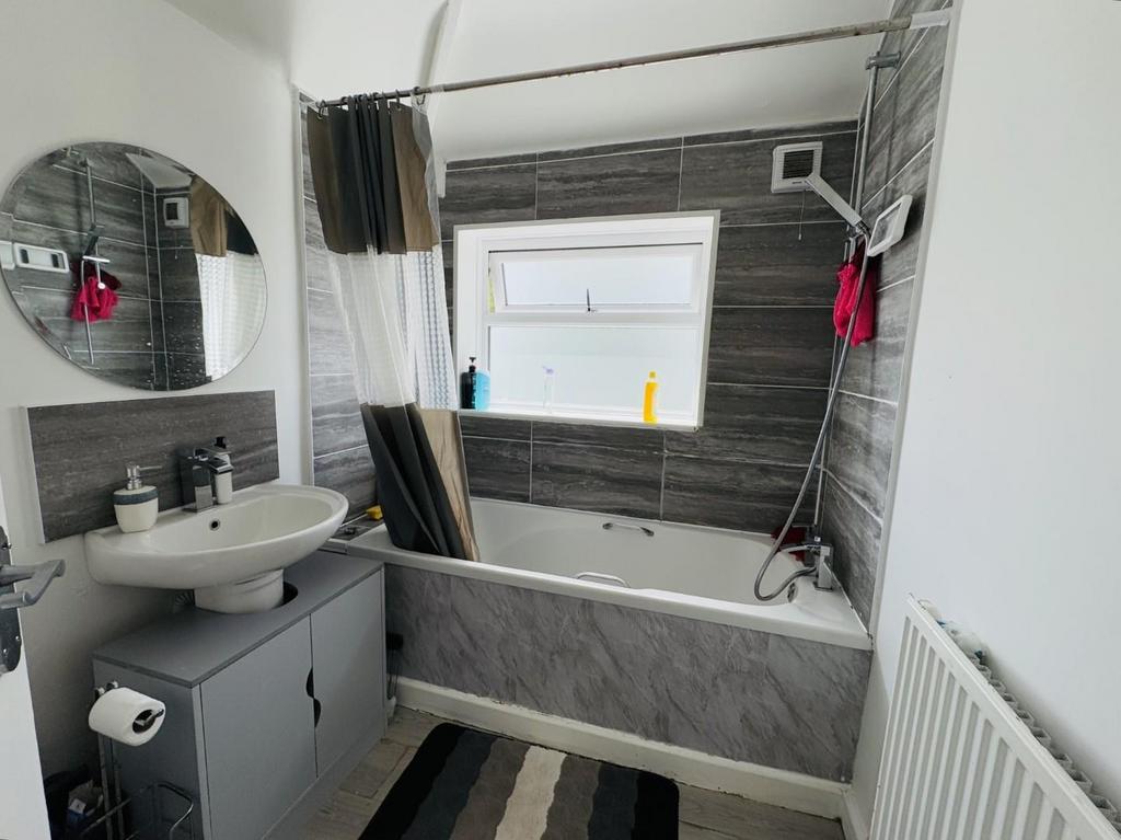 BATHROOM 1.jpg