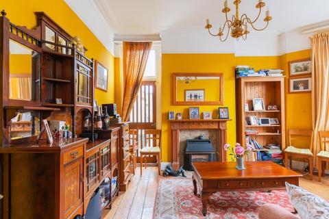 5 bedroom end of terrace house for sale