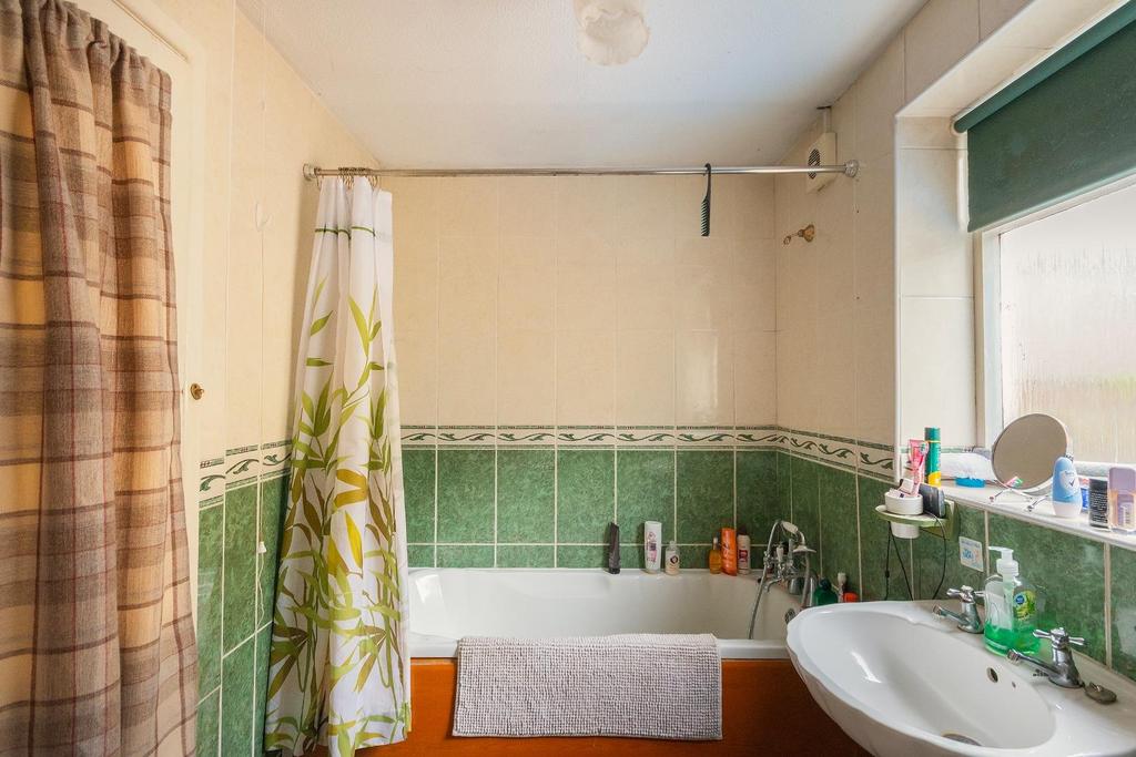 3 F4 AHD - Bathroom B.jpg