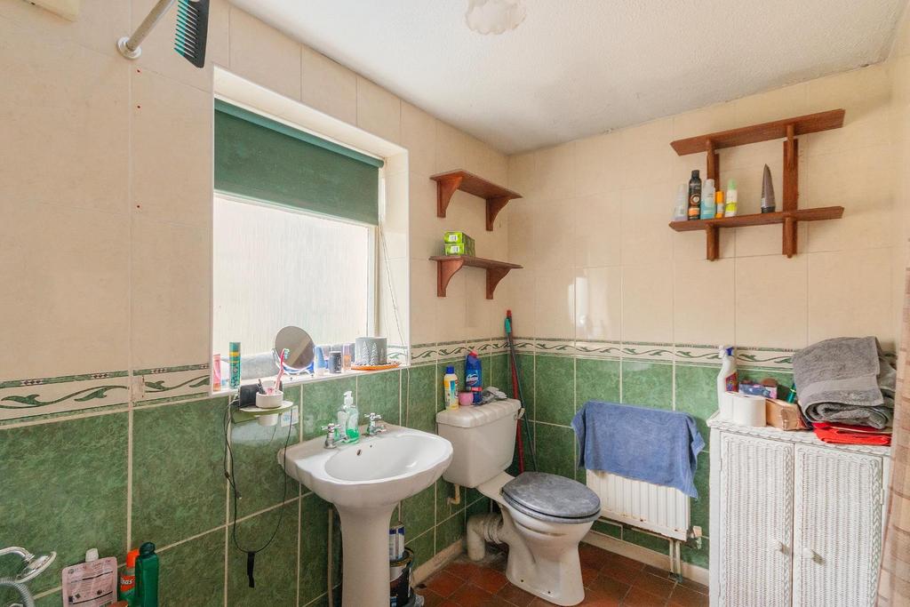 3 F4 AHD - Bathroom A.jpg