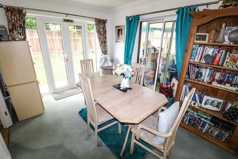 9 Fountain Square, Hayling Island, PO11 0FB