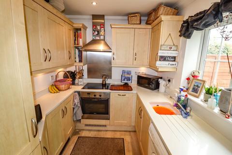 9 Fountain Square, Hayling Island, PO11 0FB