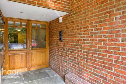 2 bedroom flat for sale, Shoppenhangers Road, Maidenhead