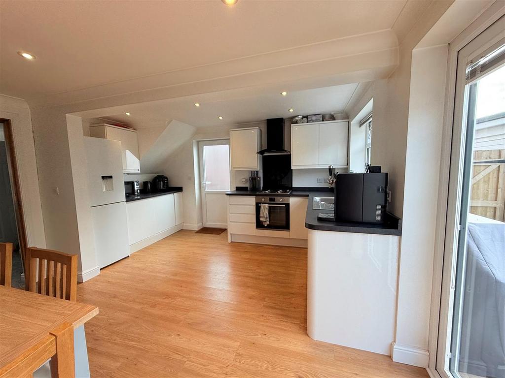 Kitchen 2.jpg