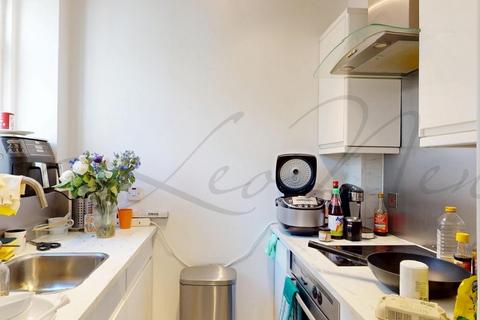 Studio to rent, Vicarage Gate, London, W8