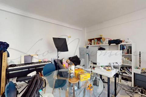 Studio to rent, Vicarage Gate, London, W8
