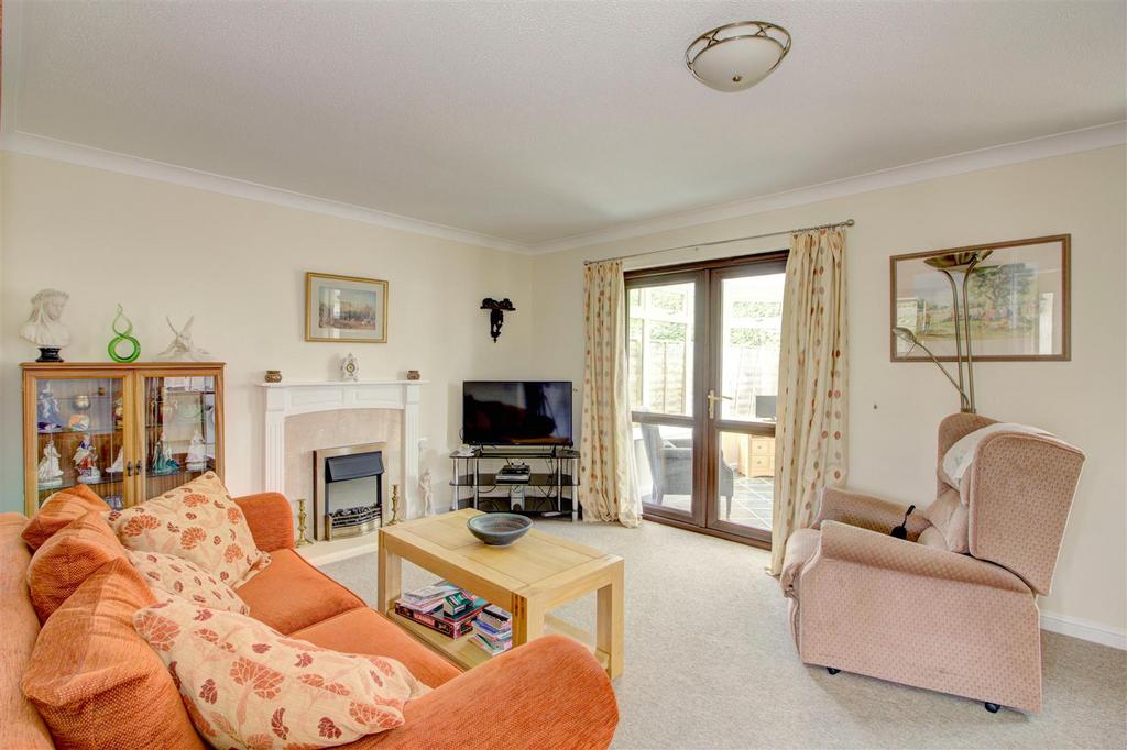 Sitting/dining room