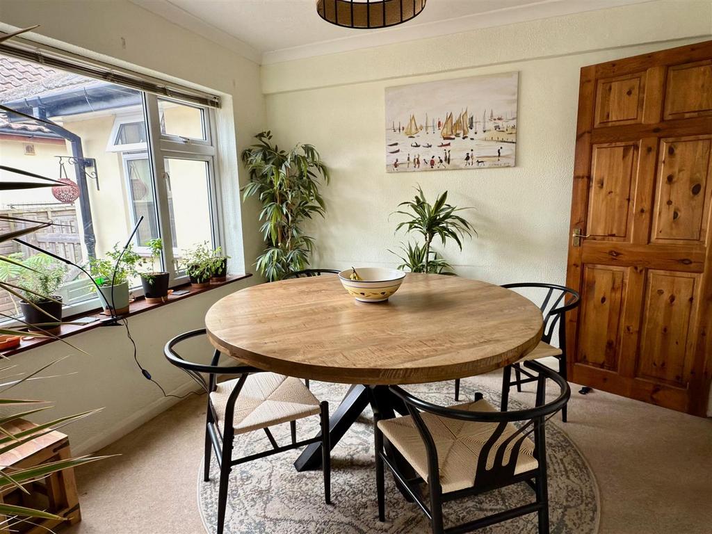 DINER OPEN TO LOUNGE.jpg