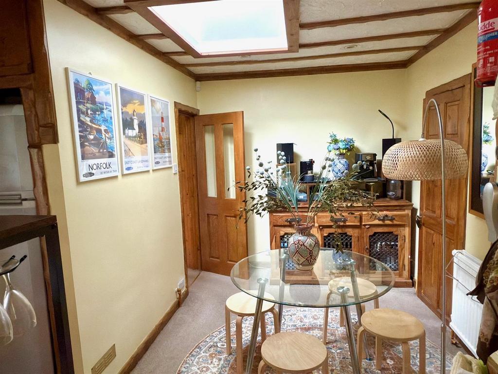 KITCHEN DINING AREA.jpg