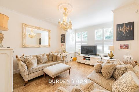 2 bedroom apartment for sale, Palmerston Road, Buckhurst Hill ,IG9