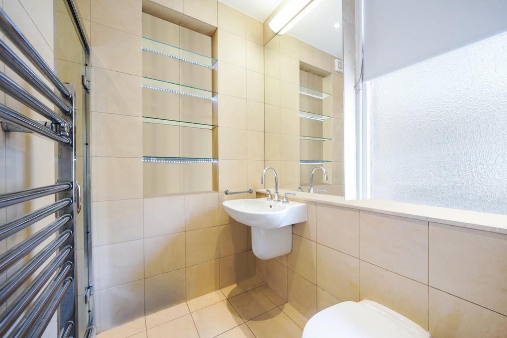 En-suite Bathroom (1).jpg