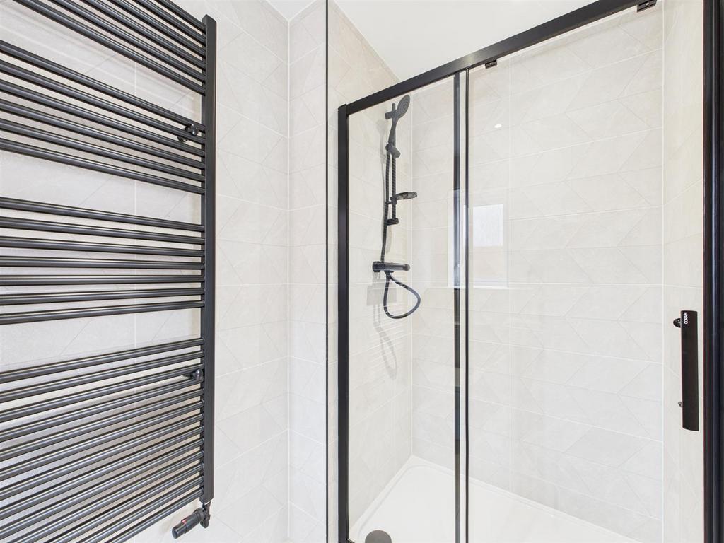 Benson En Suite 2.jpg