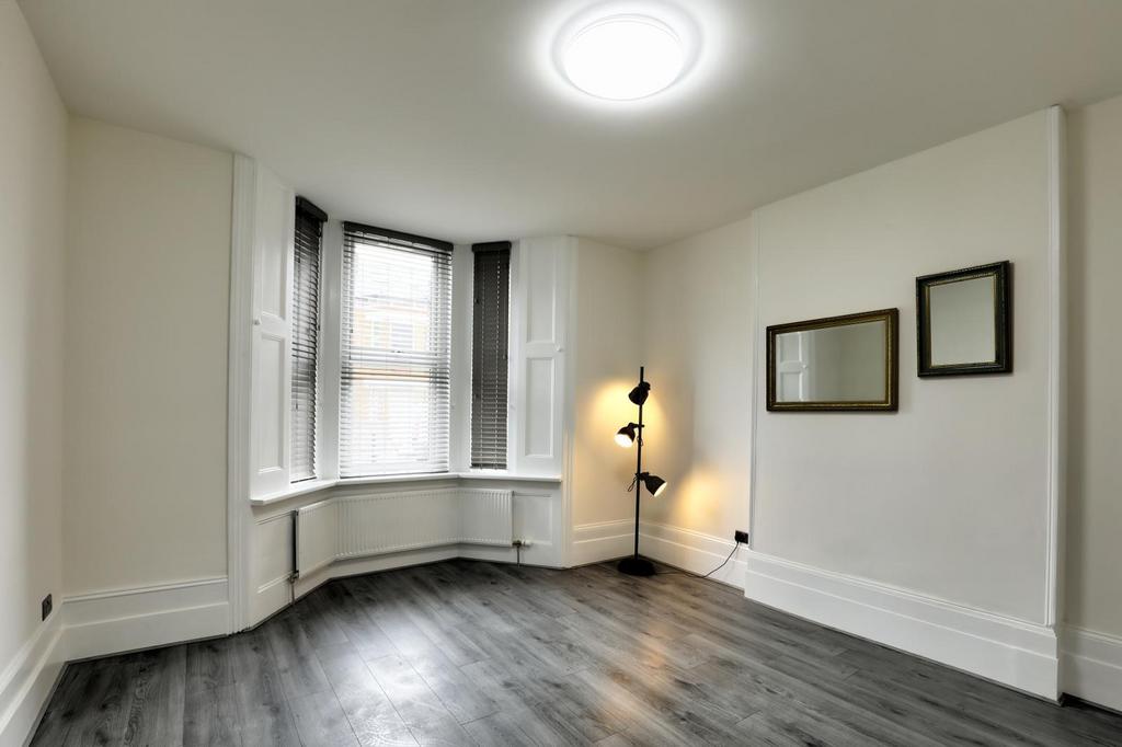 Room 1, front/gf