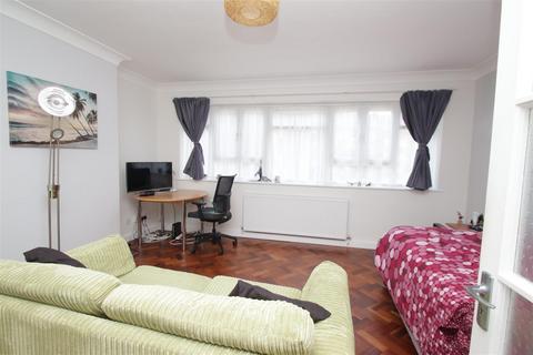 Studio to rent, Hertford Court, Green Lanes, N13