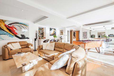 4 bedroom detached house for sale, Trumpsgreen Avenue, Virginia Water, Surrey, GU25