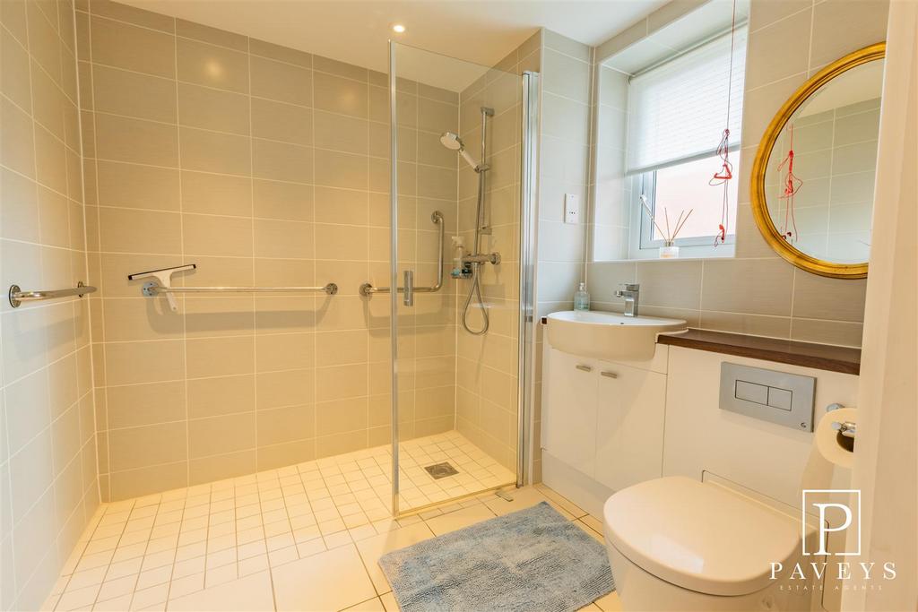 Ensuite to master bedroom
