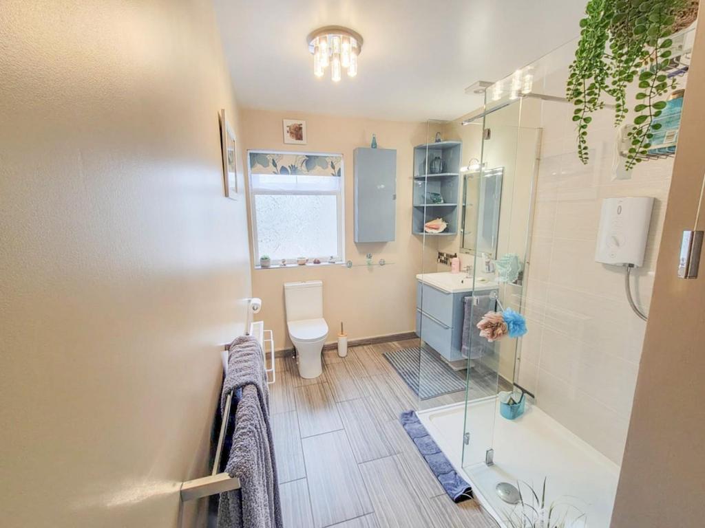 SHOWER ROOM (2).jpg