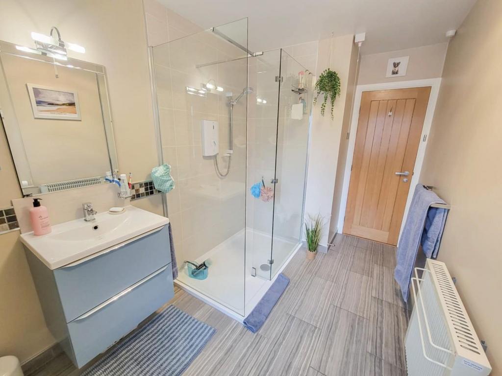 SHOWER ROOM.jpg
