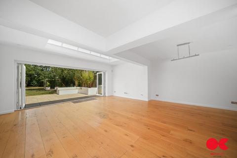 4 bedroom semi-detached house for sale, Pettits Lane, Romford RM1