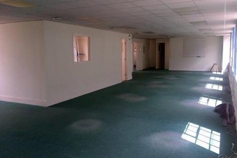 Industrial unit to rent, 2 Bridge Clos Romford RM7 0AU