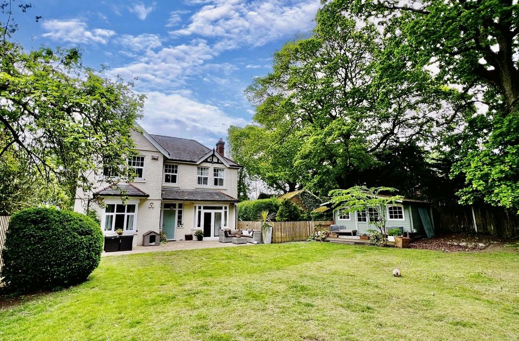 4/5 bedroom detached house with annexe