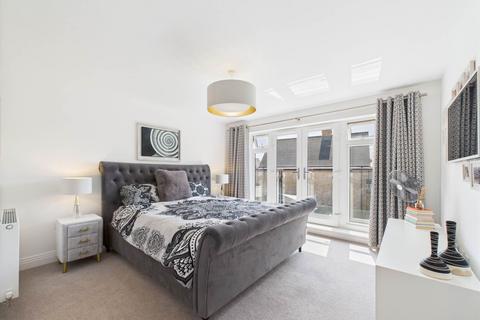 3 Coxon Close, Haddenham, Aylesbury, HP17 8DE