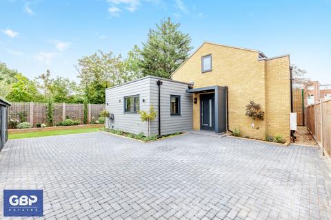 2 bedroom detached house to rent, Brentwood Road, Romford, RM1