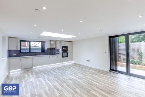 2 bedroom detached house to rent, Brentwood Road, Romford, RM1