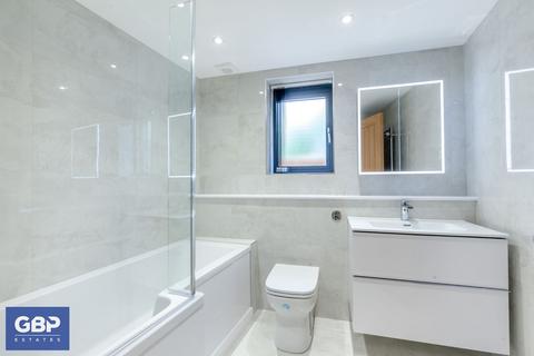 2 bedroom detached house to rent, Brentwood Road, Romford, RM1