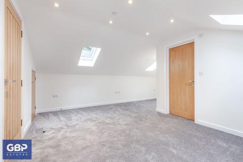 2 bedroom detached house to rent, Brentwood Road, Romford, RM1