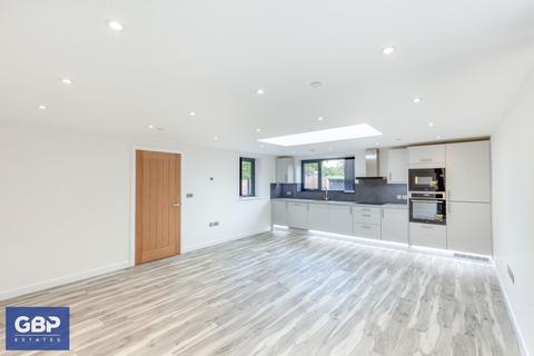 2 bedroom detached house to rent, Brentwood Road, Romford, RM1