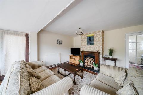 3 bedroom terraced house for sale, Bron Y Gaer, Llanfyllin.