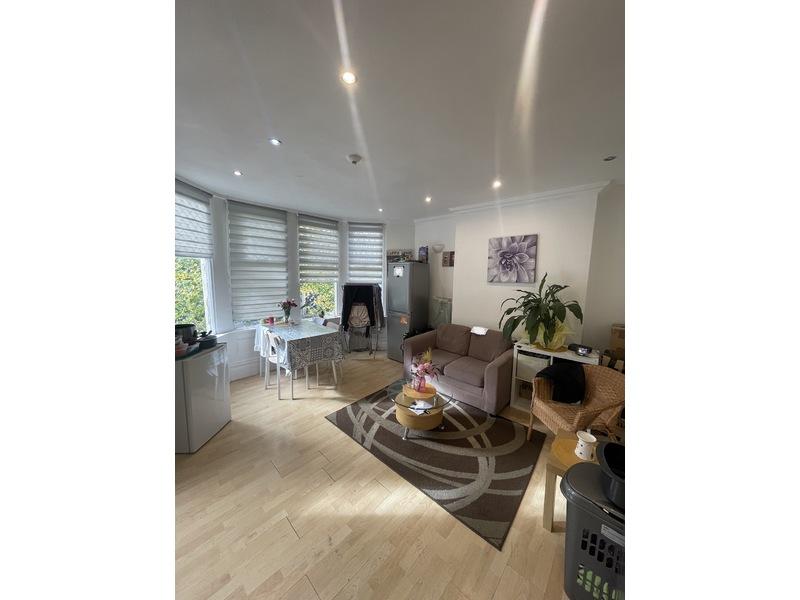 5 bedroom Flat for rent