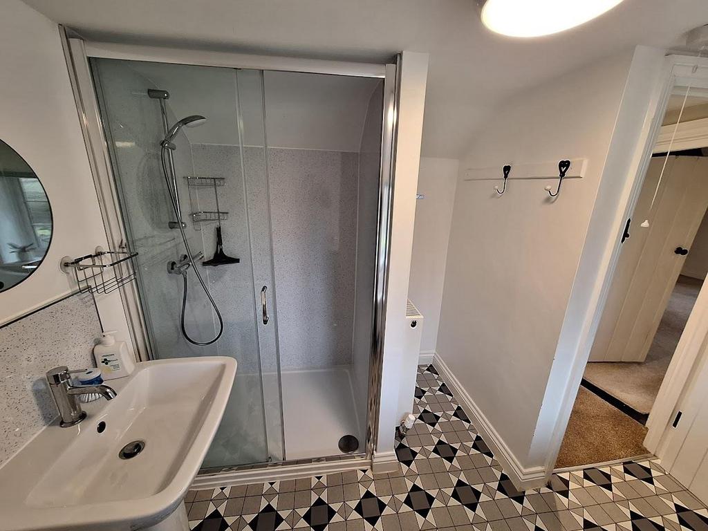 Bathroom 2.jpg