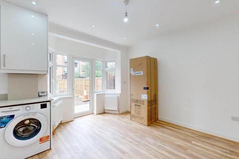 3 bedroom terraced house to rent, Alderwick Drive, Hounslow, TW3 1SF