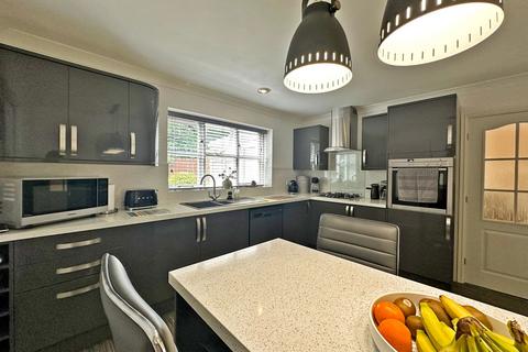 33 Hellier Drive, Wombourne, Wolverhampton, WV5 8AH