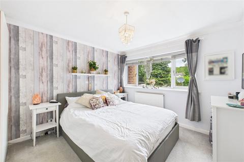 16 Brookside Walk, Tadley, RG26 3RN