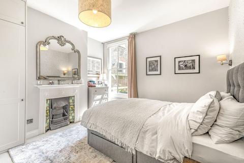 72 Waldron Road, London, SW18 3TD