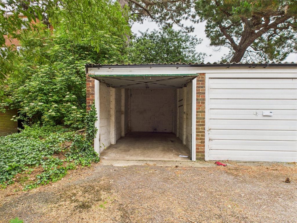 Downview Road, Worthing, West Sussex... Garage - £83 pcm (£19 pw)
