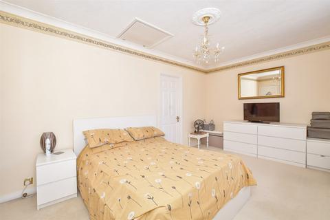 2 bedroom flat for sale, The Gilberts, Rustington BN16